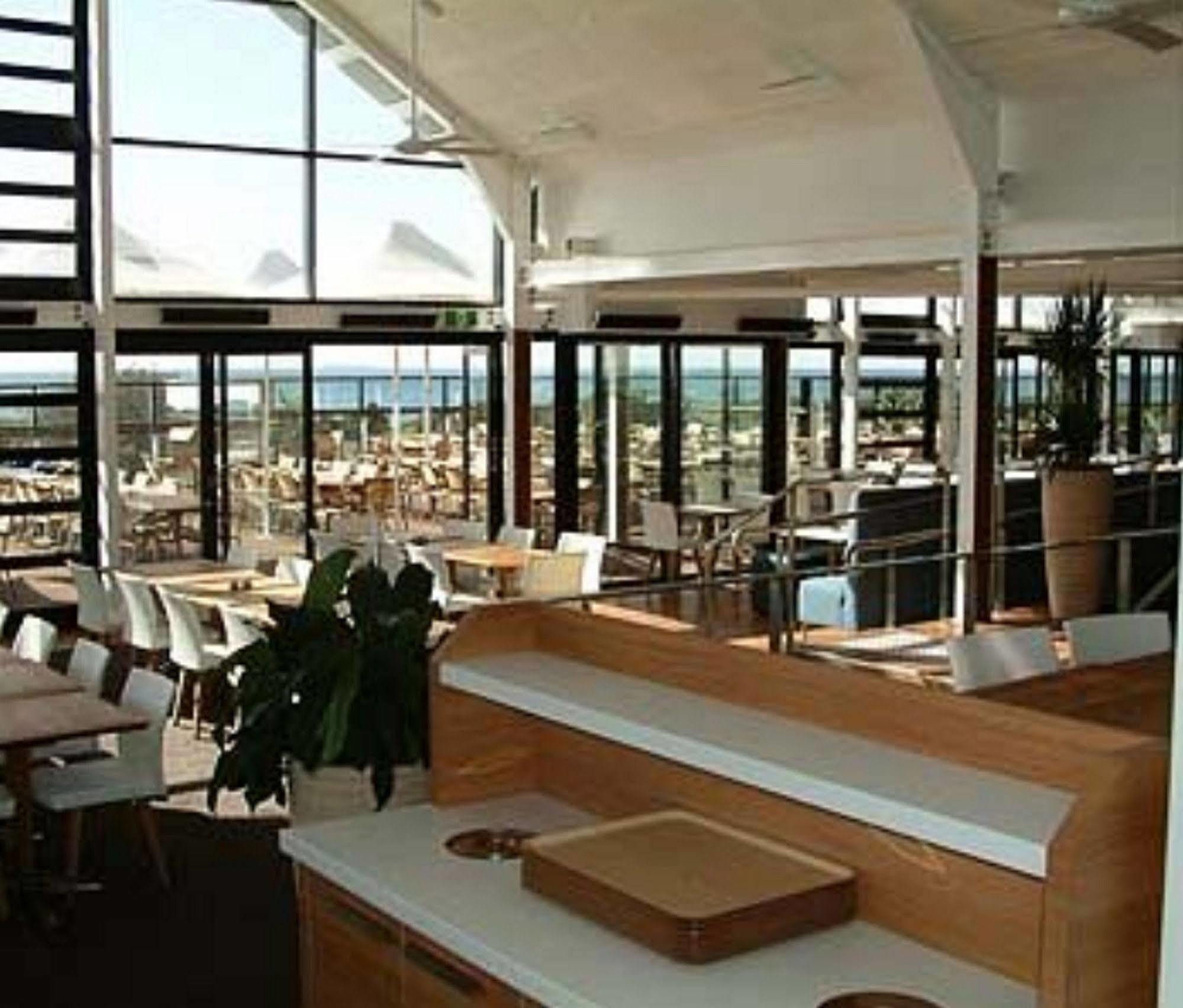 Caves Coastal Bar & Bungalows Caves Beach Exterior foto